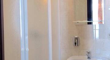 Фото номера Улучшенный трехместный номер Гостевой дом GuestHouse г. Тверь 3