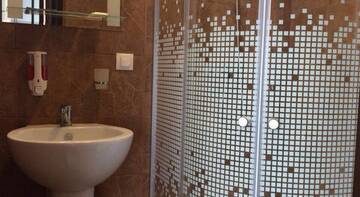 Фото номера Улучшенный номер с кроватью размера &quot;king-size&quot; Гостевой дом GuestHouse г. Тверь 5